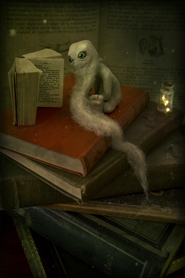 Literaricus - Old man miniature sculpture sitting on his pile of books