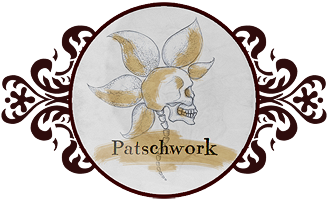 Ein rundes Logo, mittig ist ein menschlicher Schädel von der Seite zu sehen mit Blättern als Irokesen-Frisur. Ein kleines Stück der Wirbelsäule führt nach unten, an deren Ende ist der Schriftzug 'Patschwork' in Schreibmaschinenschrift zu lesen